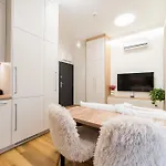 Stacja Jezyce Deluxe With Garden By Bookinghost بوزنان