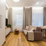 شقة Stacja Jezyce Deluxe With Garden By Bookinghost